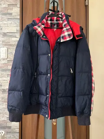 TOMMY 후드 부착 다운 자켓 네이비/레드