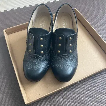 블랙 자수 가죽 로퍼 중간 힐 axesfemme