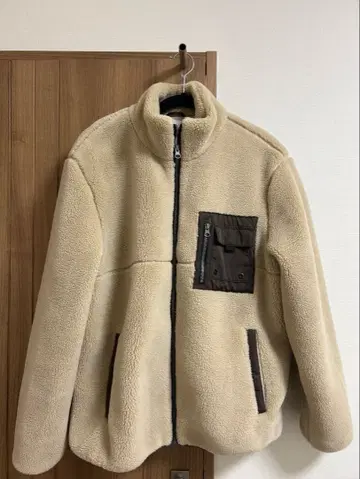 베이지 플리스 자켓 지퍼 포켓 포함