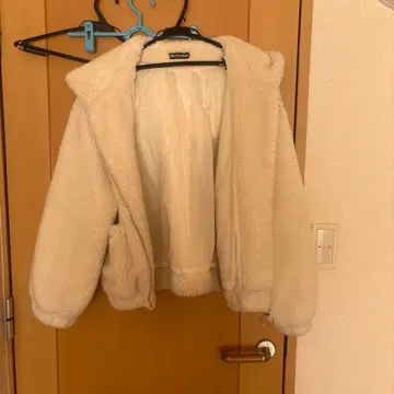 Jay Closet 후드 부착 화이트 플리스 자켓