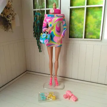 바비 오프숄더 드레스와 잡화들