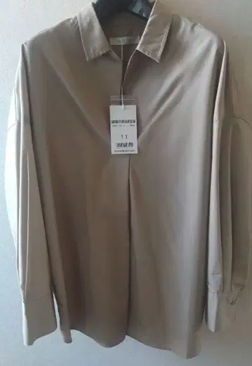 택 포함 미사용 새상품 두클라쎄 베이지 셔츠