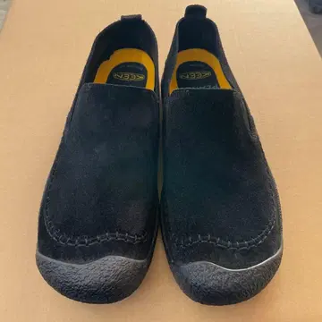 KEEN 블랙 스웨이드 슬립온