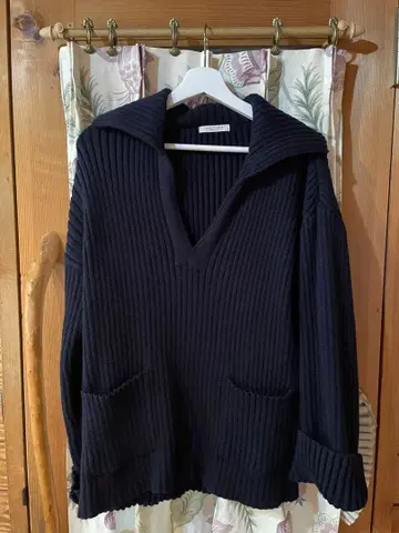 네이비 리브 V넥 스웨터