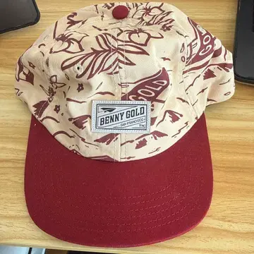 BENNY GOLD 베이지 빨간색 패턴 캡
