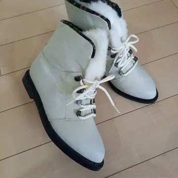 ROMENA 퍼 포함 화이트 부츠