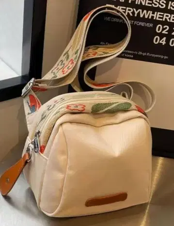 박스형 숄더백 꽃무늬 스트랩