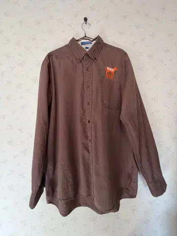 PRIMAL 자수 로고 긴팔 셔츠 브라운