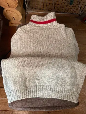 그레이 터틀넥 스웨터 빨간색 스트라이프