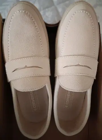 컨버스 스웨이드 소재 로퍼 베이지 배송비 포함 가격