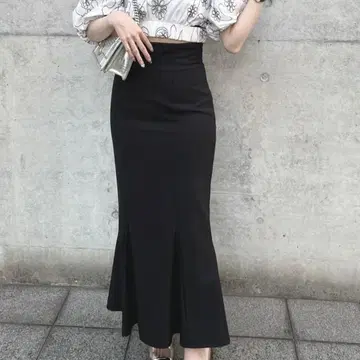 SNIDEL 하이웨스트 헴 플레어 스커트 블랙