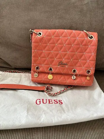GUESS 오렌지 퀼팅 숄더백