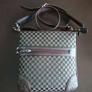 체크 무늬 숄더백