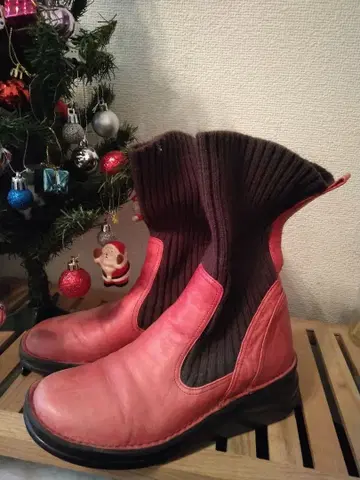 빨간색 가죽 사이드 고어 부츠