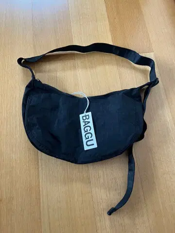 [ 미사용 새상품 ] BAGGU 미디엄 나일론 크레센트 백 블랙