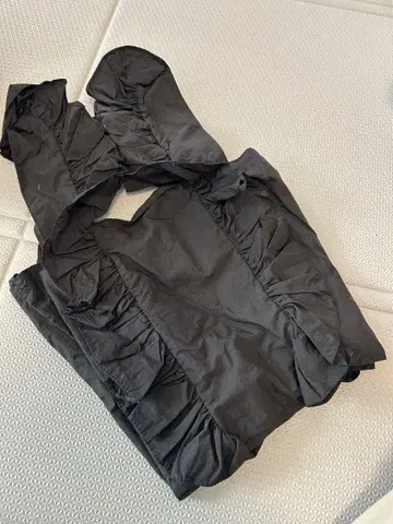 프릴 부착 블랙 핸드백 미사용