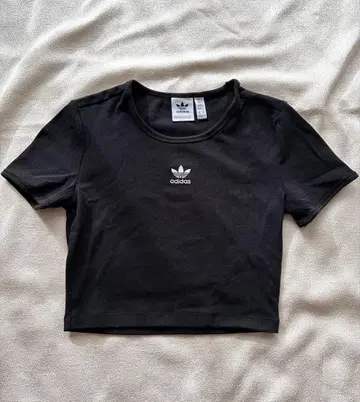 adidas 크롭 T셔츠 S 사이즈