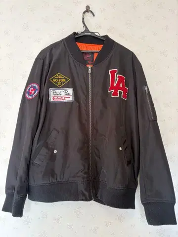 자수 패치 포함 블랙 봄버 자켓