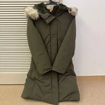 퍼 달린 올리브 그린 롱 다운 자켓