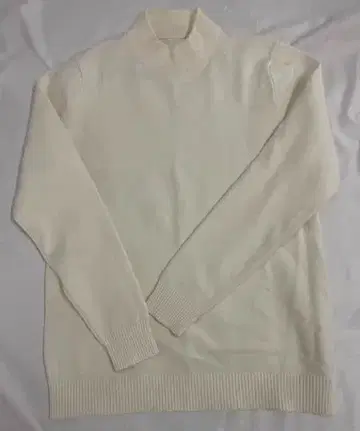 화이트 터틀넥 니트 긴팔