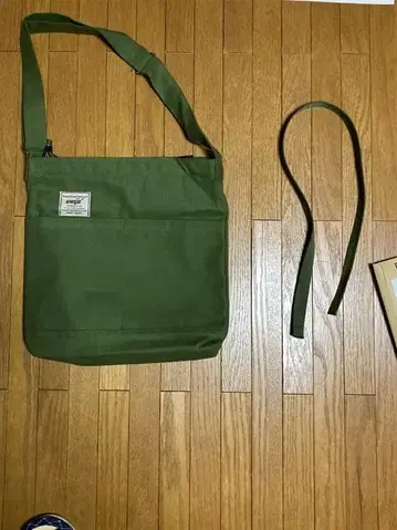올리브 그린 숄더백 핸들 포함