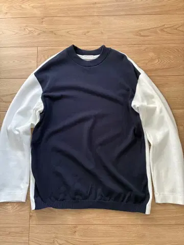 투모로우랜드 절개 니트 사이즈 S 겨울