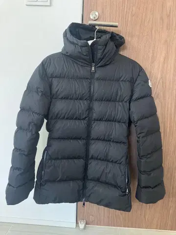 MONCLER 블랙 후드 부착 다운 자켓