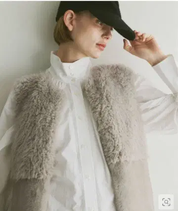 알아바일 인조 모피 콤비 니트 베스트 아이보리