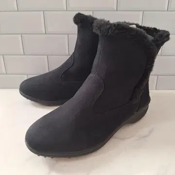 [ 새상품 ] ellesse 퍼 숏부츠 23.5 블랙 방한 미끄럼 방지