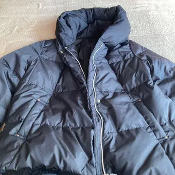 후드 부착 블랙 다운 자켓