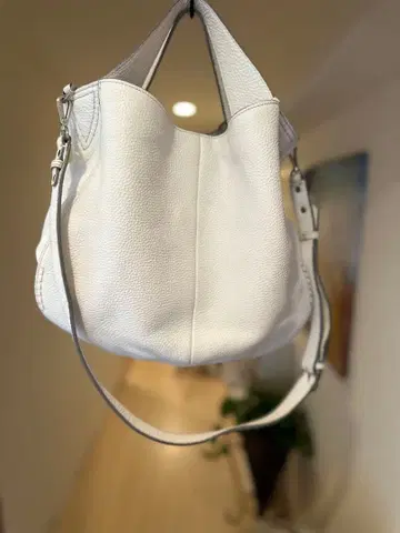 Morgan 화이트 가죽 숄더백 태슬 포함