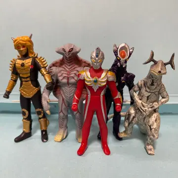 울트라맨 맥 & 괴수 피규어 5체 세트