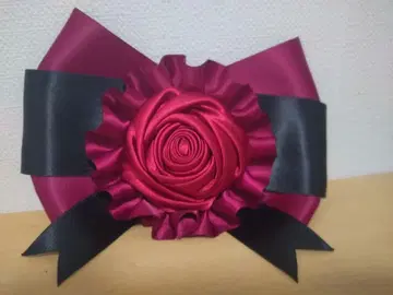 장미 디자인의 리본 브로치
