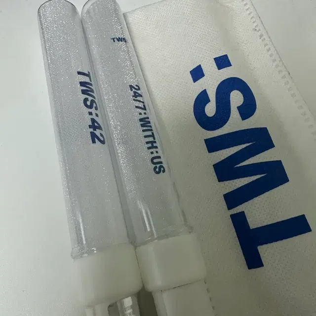 투어스 임시 응원봉 2개 + 파우치