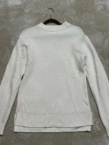 화이트 니트 스웨터 긴팔 크루넥