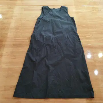 다크 그레이 슬리브리스 A라인 원피스