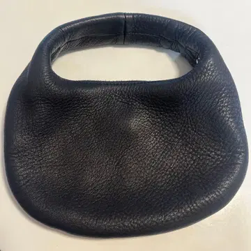 Aeta 블랙 레더 미니 핸드백