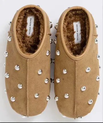 MAISON SPECIAL 스터드 장식 무톤 부츠 베이지