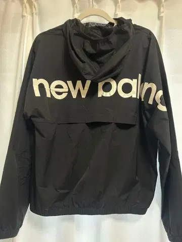 new balance 블랙 후드 부착 나일론 자켓