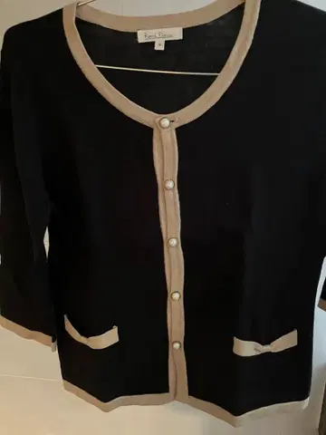 로페피크닉 가디건. 포켓 부분이 리본 디자인으로 귀여운 디자인