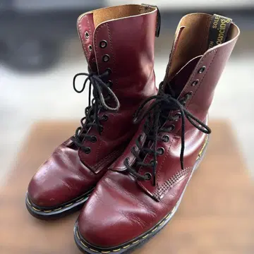 used 영국제 닥터마틴 10홀 부츠 26cm 체리 레드
