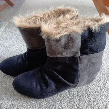 퍼 달린 스웨이드 웨지힐 부츠