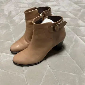 치아키 카타기리, 가죽 소재 베이지 부티 힐 8cm