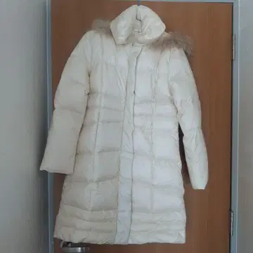 크림색 후드 부착 다운 롱 코트