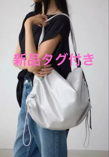 새상품 AZUL BY MOUSSY 사이드 개더 패디드 백 실버