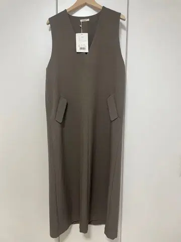 브라운 슬리브리스 V넥 롱 드레스