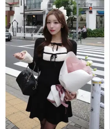 다리치 리본 퍼 플레어 니트 미니 원피스