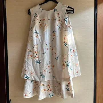 꽃무늬 슬리브리스 무릎 기장 원피스