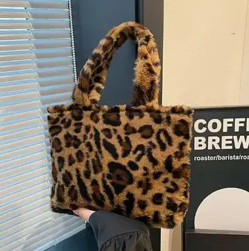 레오파드 무늬 퍼 숄더백