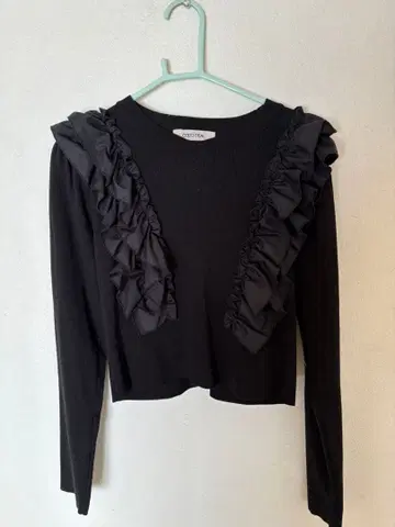 코코딜 프릴 니트 블랙